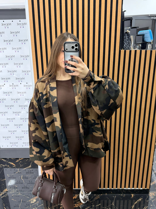 Giacca Over-Size a Fantasie Maculata o Mimetica con Taglio Comodo e Tasche Laterali per Uso Quotidiano e Casual Stile Versatile e Originalità